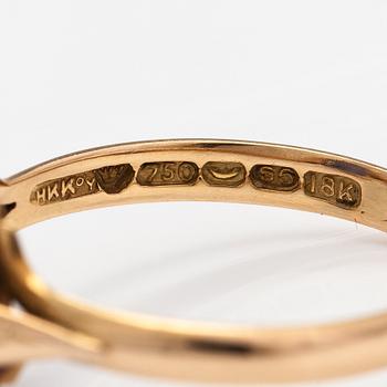 An 18K gold ring with a synthetic sapphire. Hakaniemen Kello-ja Kultas.liike, Helsinki 1947.