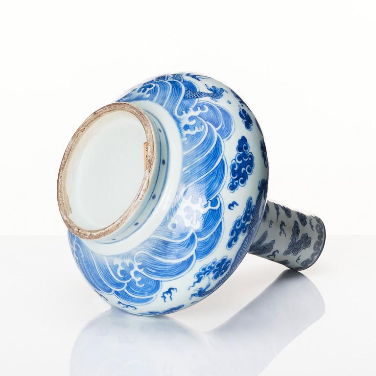 A blue and white vase, Qing dynasty, 19th Century.