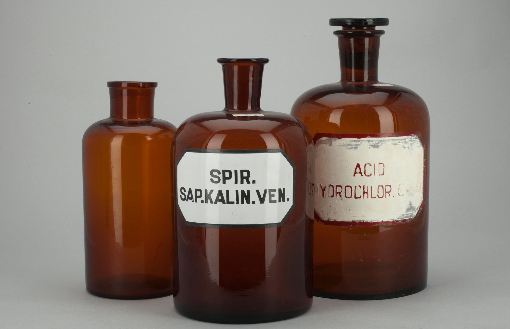 APOTEKSFLASKOR, 3 st, glas, 1900-tal.