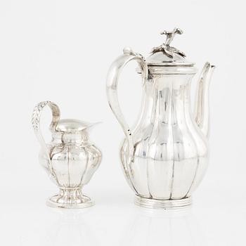 Kaffekanna, silver, Gustaf Theodor Folcker, Stockholm 1849, och gräddsnipa, Gustaf Möllenborg, Stockholm 1839. (2).