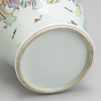 A Chinese porcelain urn with cover, 20th century.