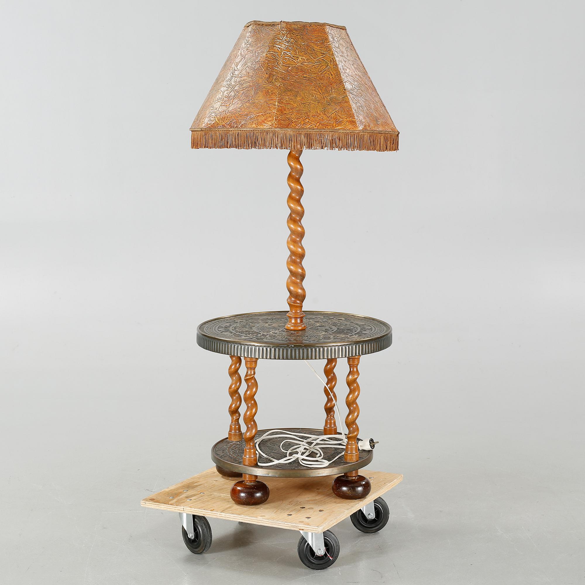 BORD MED LAMPA, 1900-tal.