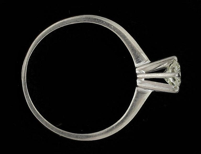 RING, 18k vitguld med briljantslipad diamant ca 0,4 ct. Vikt ca 2 gram.