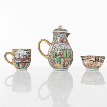 A Chinese export porcelain creamer with cover and two cups, Qing dynasty, 18th century.