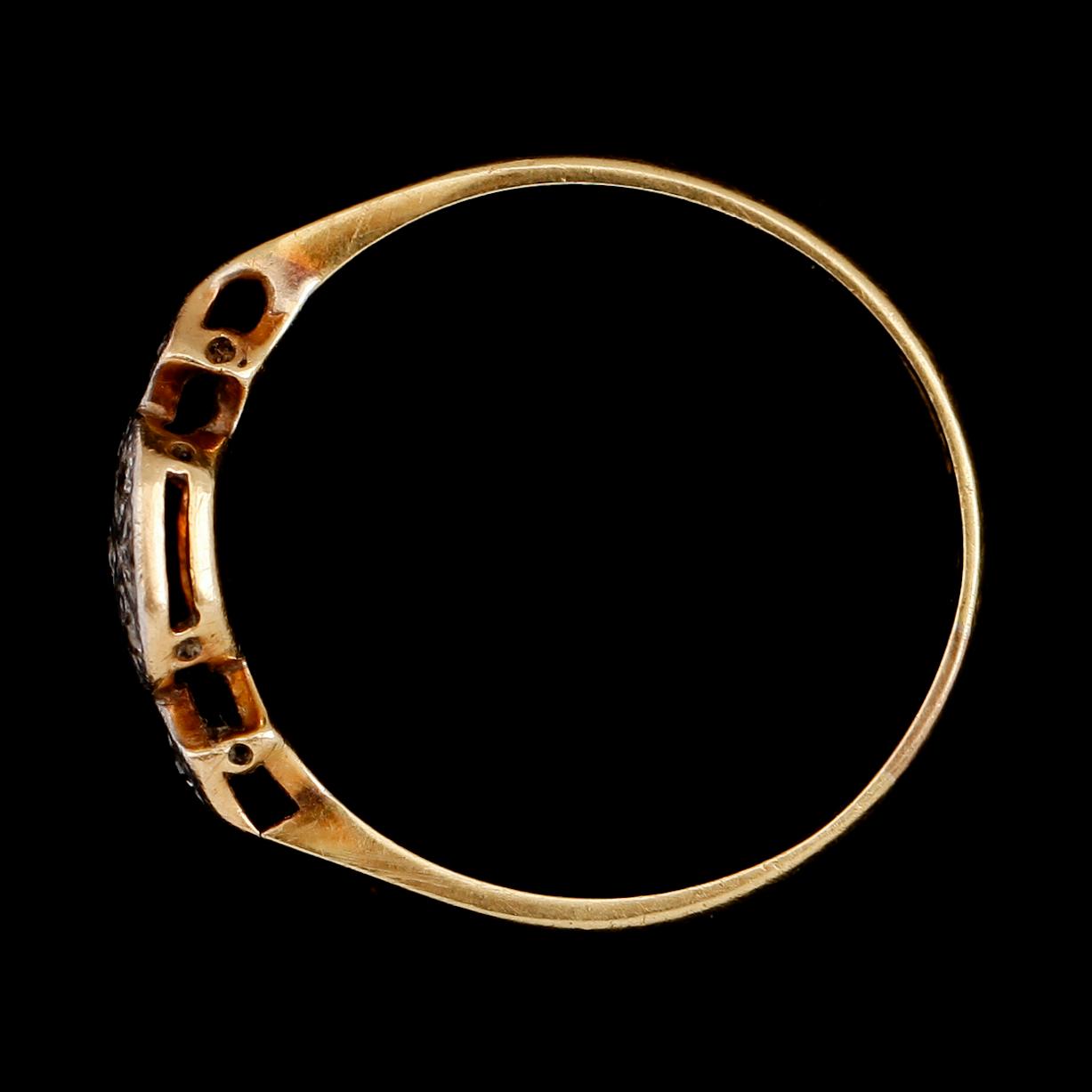 RING, 18 k guld och platina, med små diamanter, England, 1800-/1900-tal. Vikt ca 2 gram.