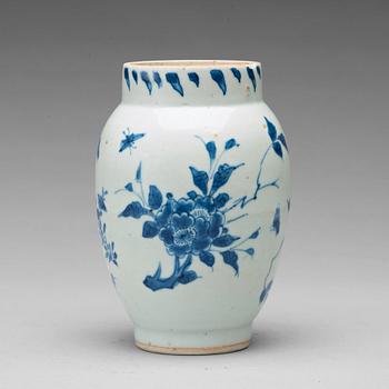 A blue and white Transitional vase, 17th Century.