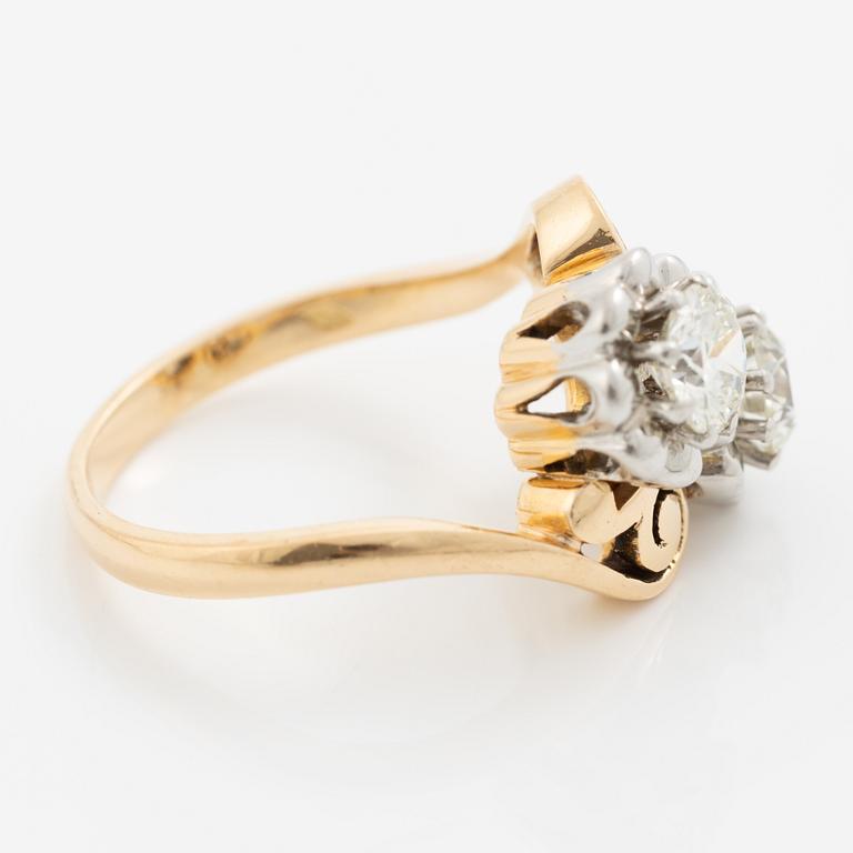 Ring 18K gold with two round brilliant-cut diamonds.