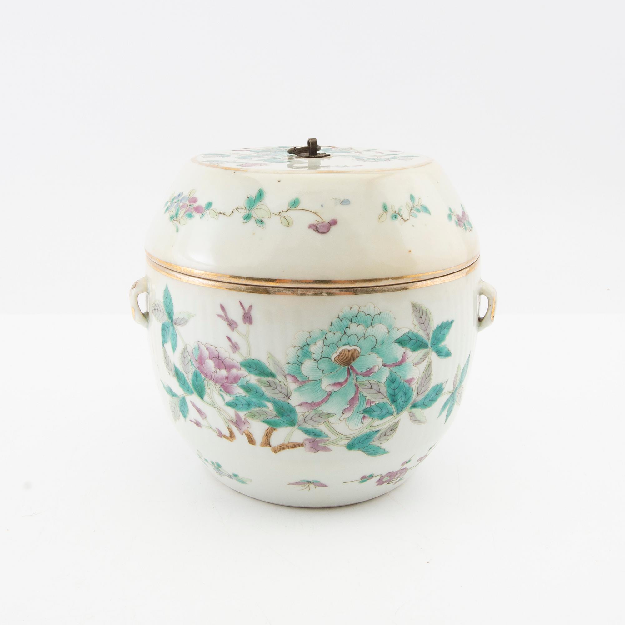 A group of Chinese porcelain, late Qing dynasty/20th Century.