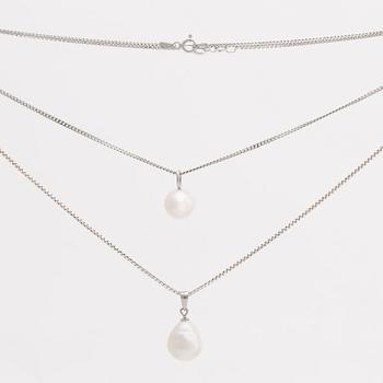 2 silver pendants with cultured pearls approx 10,5, 12 mm and earrings 18K whitegold 2 cultured pearls approx 8 mm.