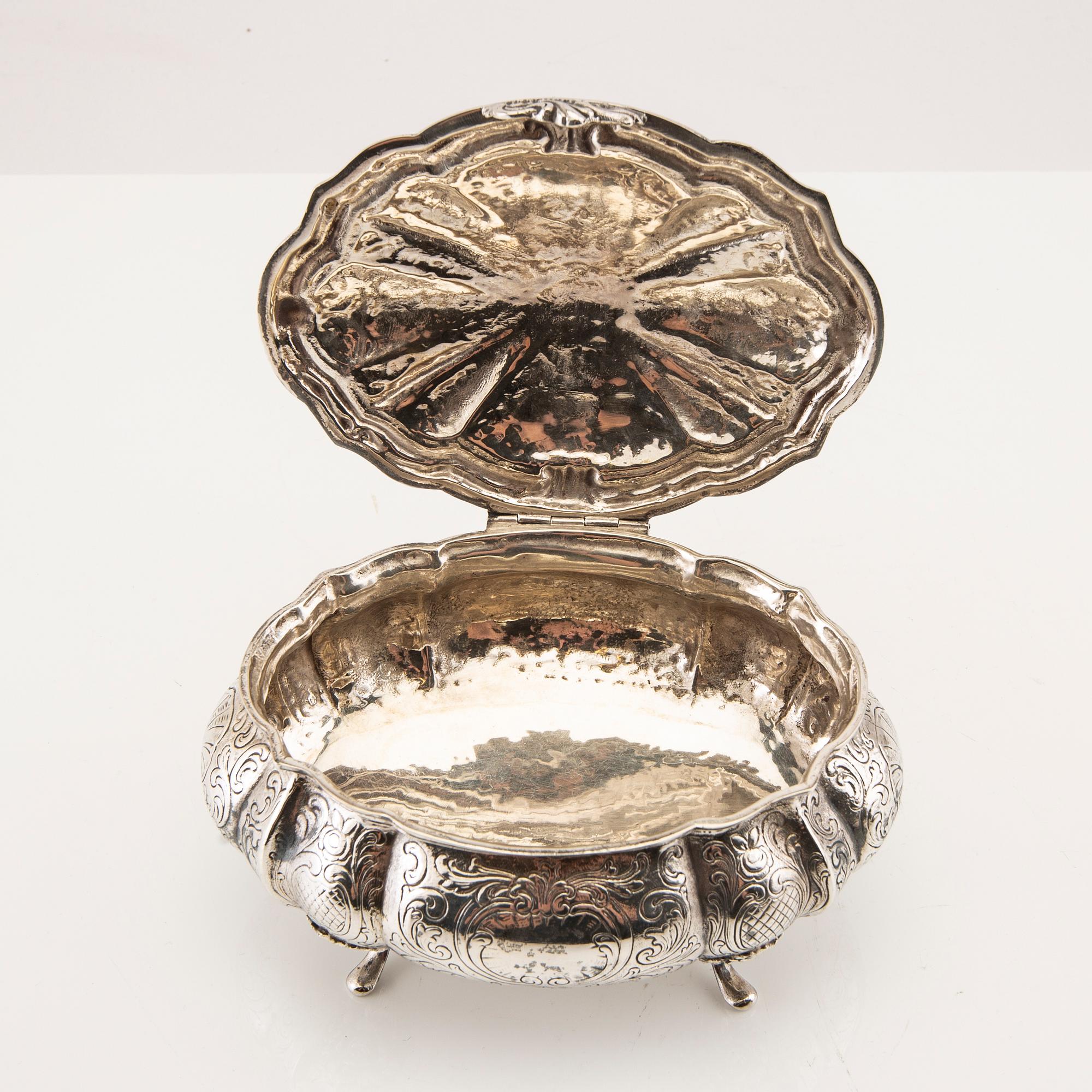 A Swedish silver suger box mark of JL HUltman Stockholm 1951, weight 443 gram.