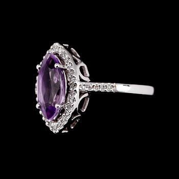 RING, 10 k vitguld, navettslipad ametist och briljantslipade diamanter tot 0.25 ct.