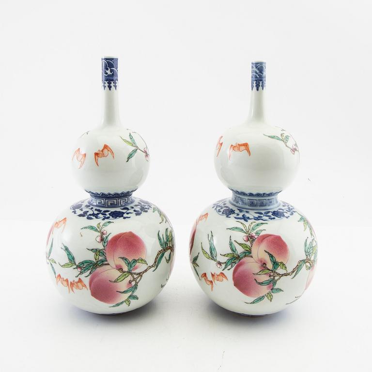 A pair of porcelain vases, China, second half of the 20th century.