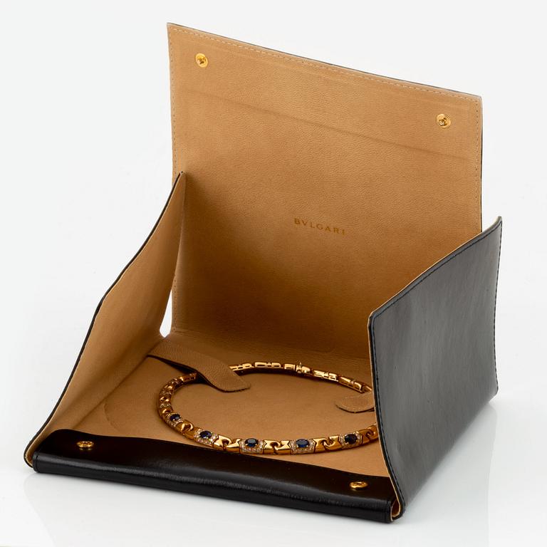Bulgari collier 18K guld med fasettslipade safirer och runda briljantslipade diamanter.