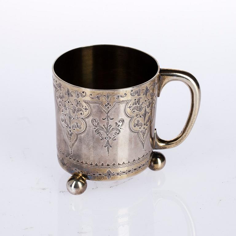 MUGG i ETUI, silver, London 1876. Vikt 168,7 g.