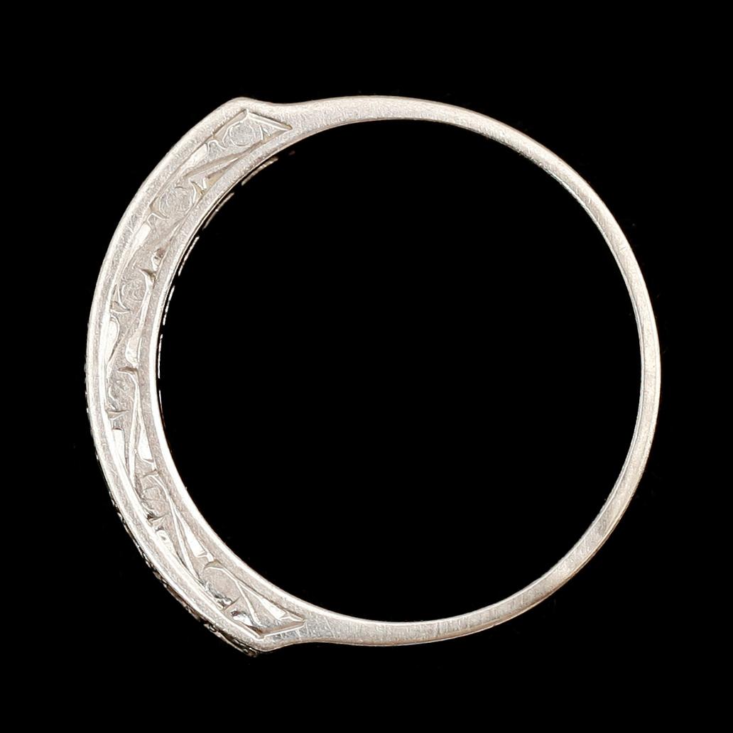 RING, 18 k vitguld, svenska stämplar, med 10 små briljanter. Total vikt ca 3 g.