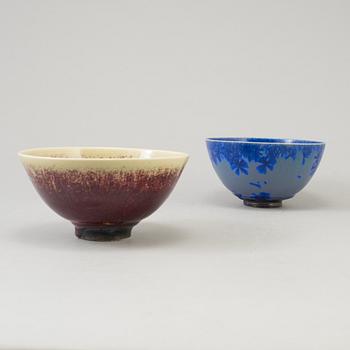 A lot of two glazed stoneware bowls by Isak Isaksson, Sweden.