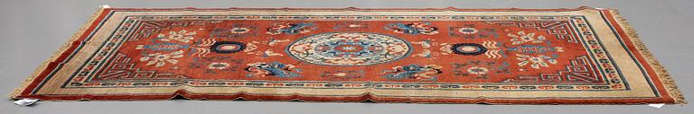 A CARPET, a semi-antique China, ca 278 x 157 cm (plus 1 cm flat weave at each end).