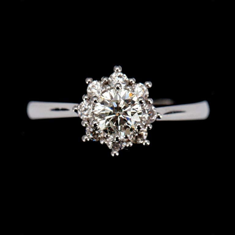 RING, vitguld 18K, briljantslipade diamanter, mittsten 0,46 ct, sidostenar tot. 0,29 ct. Intyg 212.