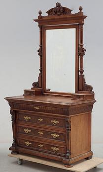 SPEGELBYRÅ. Nyrenässans, 1800-talets andra hälft.