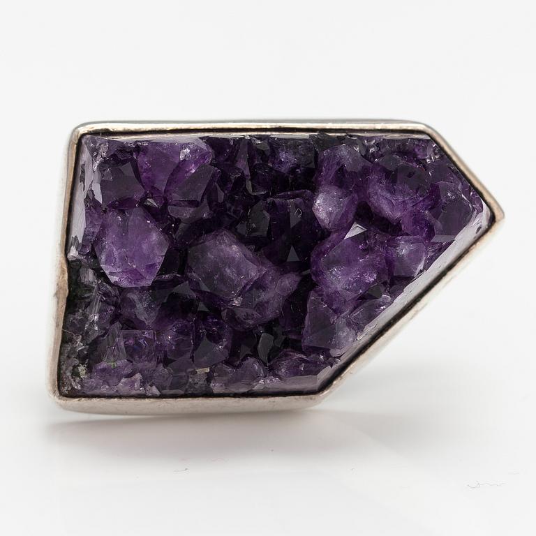 Helge Narsakka, A silver brooch with an amethyst. For Kaunis Koru. Lahti 1963.