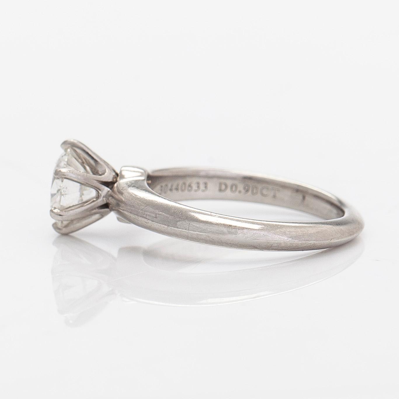 Tiffany & Co, sormus, platinaa, briljanttihiottu timantti noin 0.90 ct kaiverruksen mukaan.