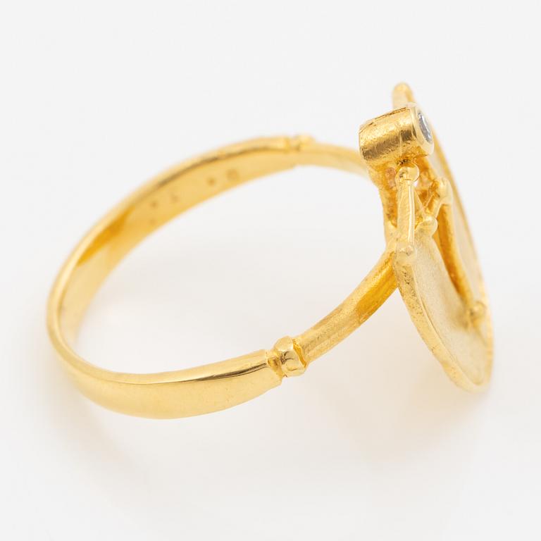 Ring, 18K guld med en rund briljantslipad diamant.