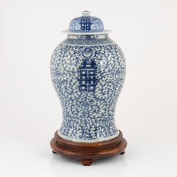 A blue and white lidded urn, China, Qing dynasty, 19th century.