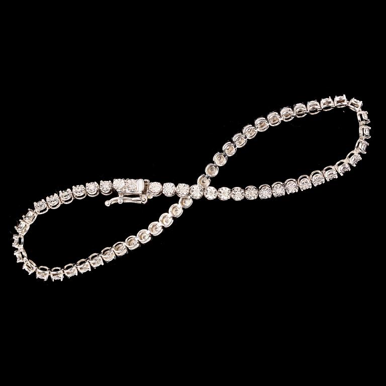 ARMBAND, 18k vitguld samt 60 små åttkantslipade diamanter. Vikt 7 g.