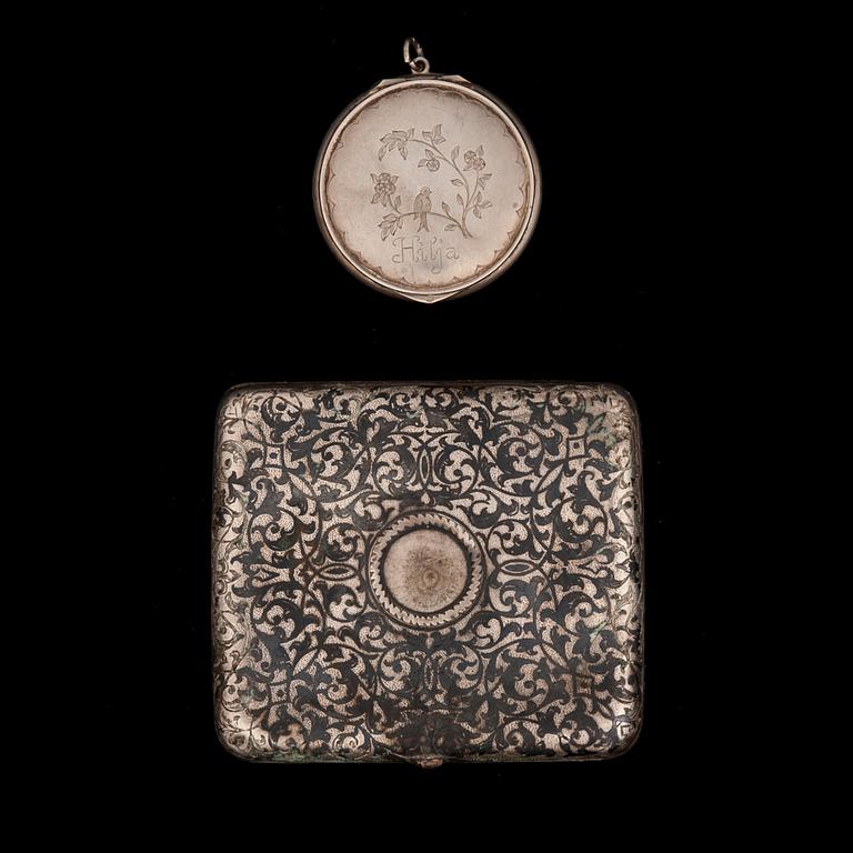 CIGARETTETUI OCH PILLERDOSA, silver, Ryssland och Finland, 1900-talets början.