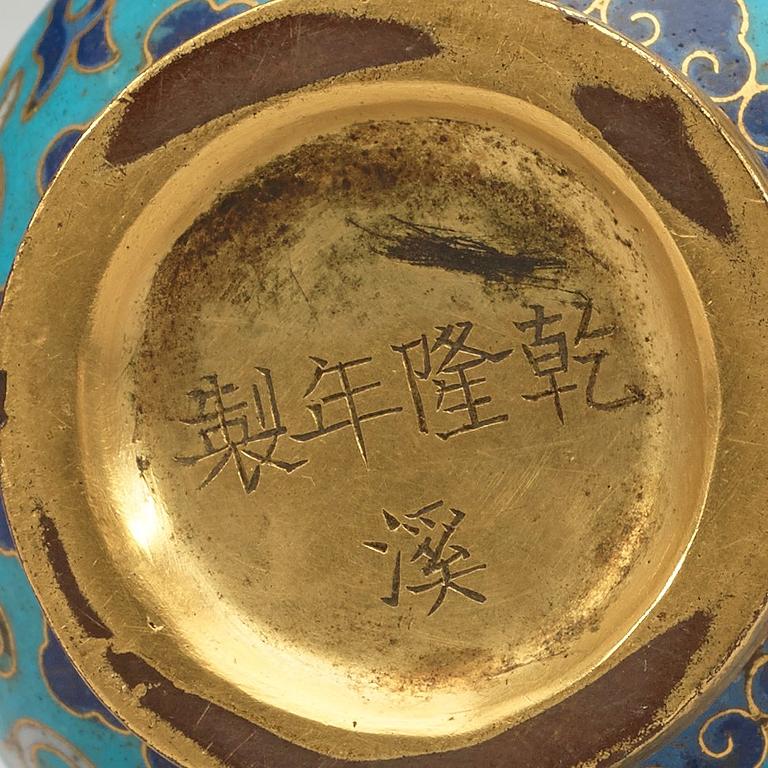 VAS, cloisonné. Qing dynastin (1644-1912), med Qianlongs märke.