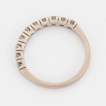 HALVALLIANSRING med briljantslipade diamanter.