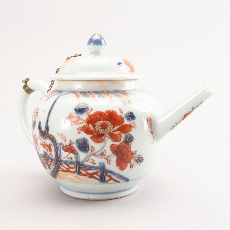 A Chinese Imari Qianlong porcelain teapot with cover.