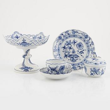 A 17-piece porcelain coffee set, "Zwiebelmuster", Meissen, Germany.
