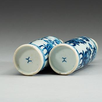 A pair of blue and white vases, Qing dynasty, Kangxi (1662-1722).