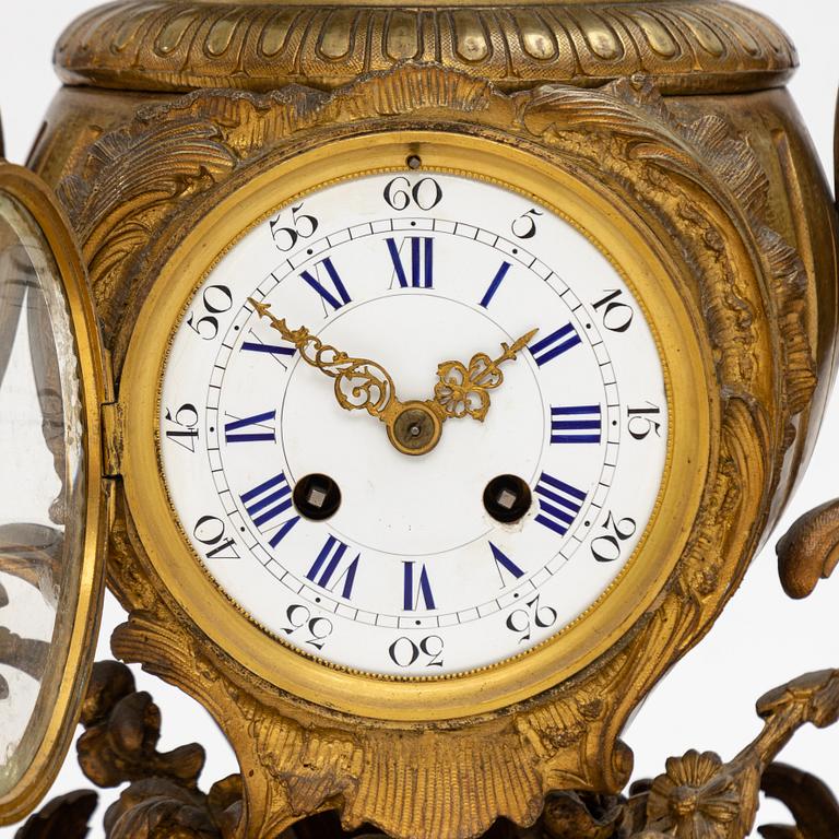 Bordsgarnityr med bordspendyl och ett par kandelabrar, Louis XV-stil, 1800-talets andra hälft.