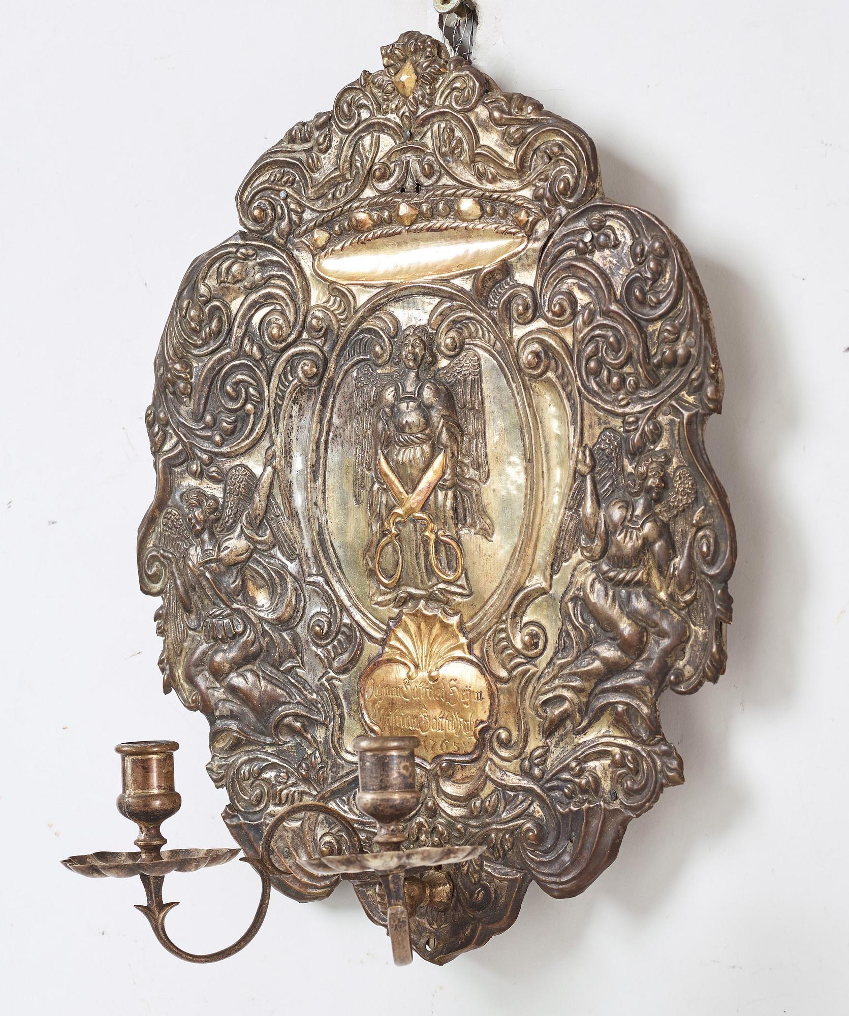 LJUSPLÅTAR, för två ljus, ett par, daterade 1765.