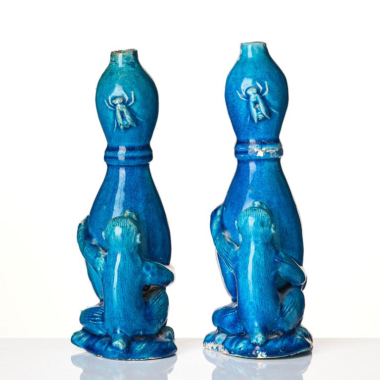 A pair of turquoise-glazed water sprinklers/vases, Qing dynasty, Kangxi (1662-1722).