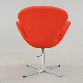 ARNE JACOBSEN, fåtölj, "Svanen", Fritz Hansen, Danmark 1960/70-tal.