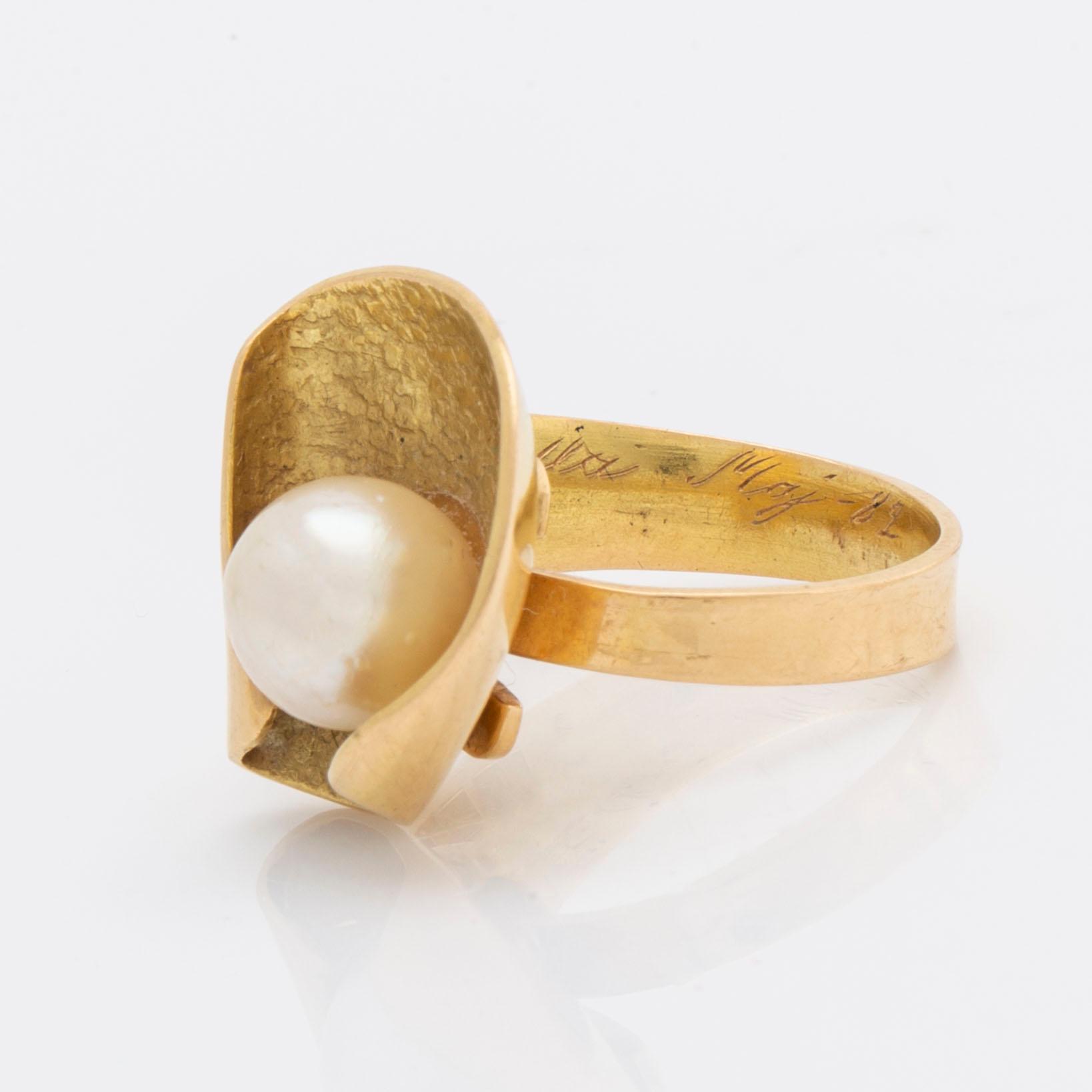 ELON ARENHILL ring 18K guld med 1 odlad pärla ca 9 mm Malmö 1982, total vikt 10,7 g.