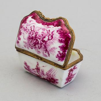 A German porcelain box, 18th/19th Century.