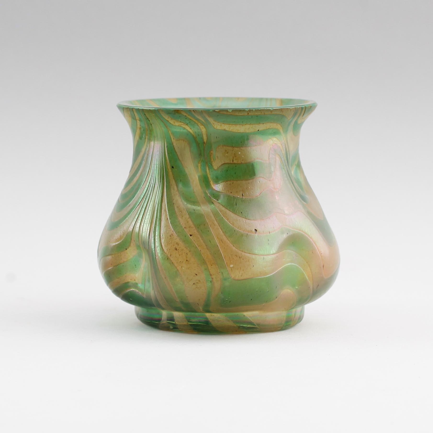 VAS, glas, jugend, möjligen Loetz, omkring år 1900.