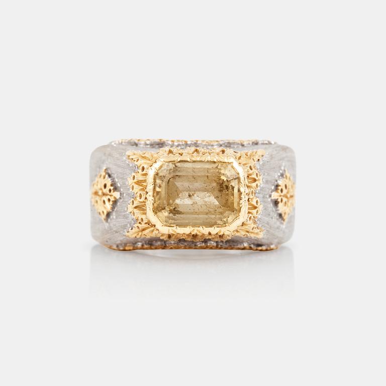 A 3.40 cts fancy yellow sapphire ring.  Signed M. Buccellati. (Mario Buccellati).