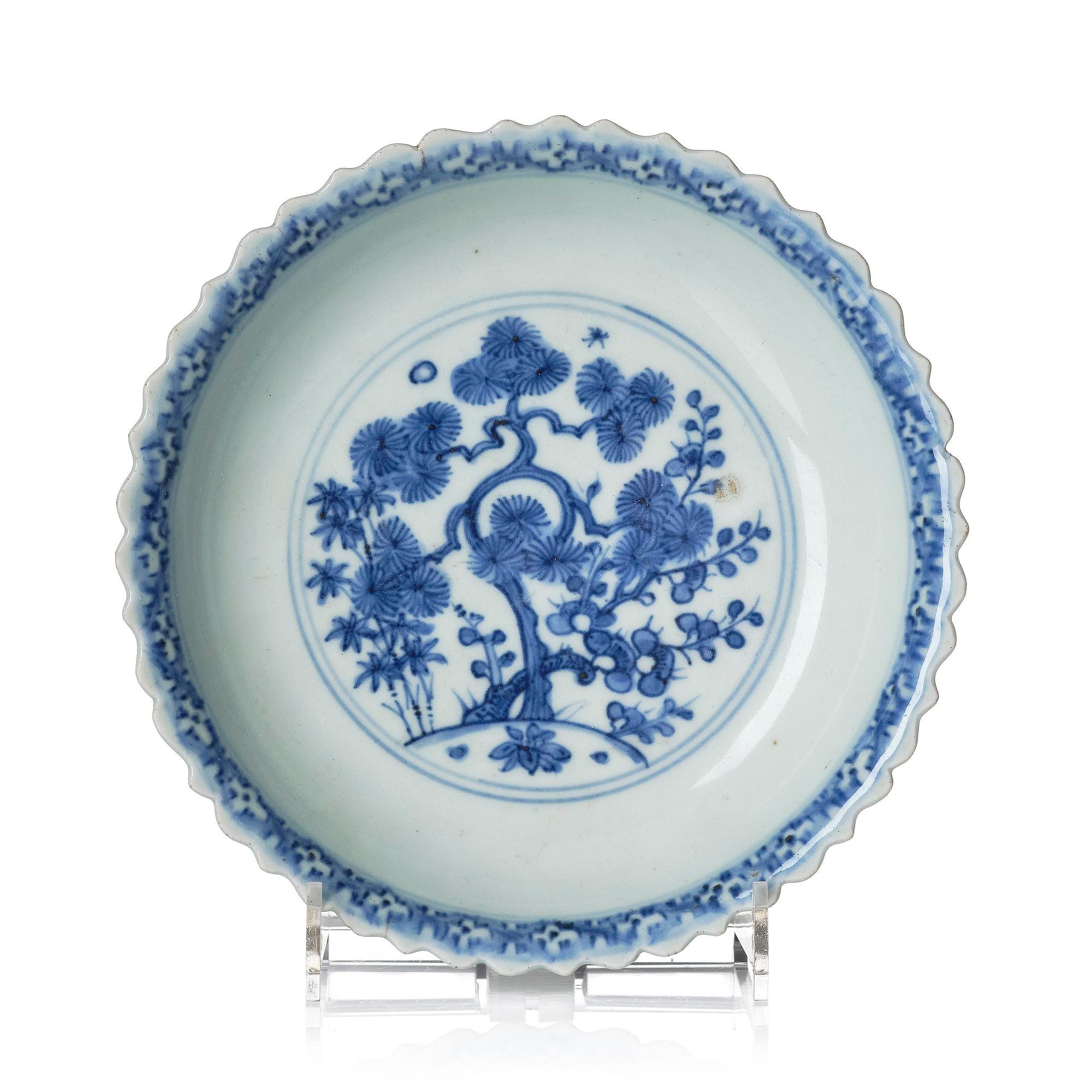 A blue and white dish, Ming dynasty, with a JXuande mark.