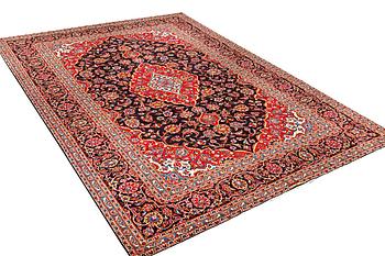 A Keshan carpet, c. 373 x 260 cm.