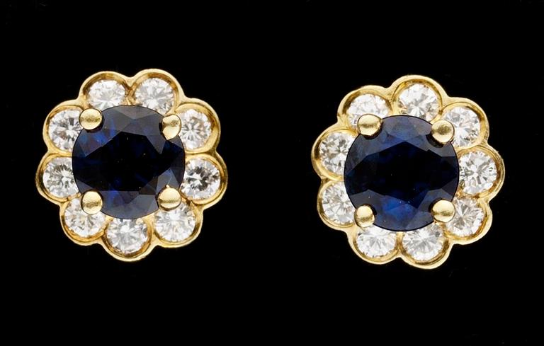 ÖRHÄNGEN med blå safirer och smådiamanter.