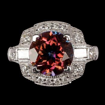 RING, 14k vitguld med "mystisk" topas ca 3,22 ct och briljantslipade diamanter. Vikt ca 4,4 gram.