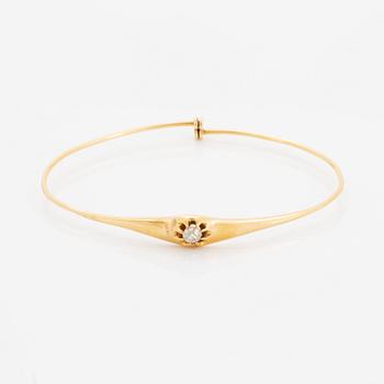 ARMRING, guld med gammalslipad diamant.