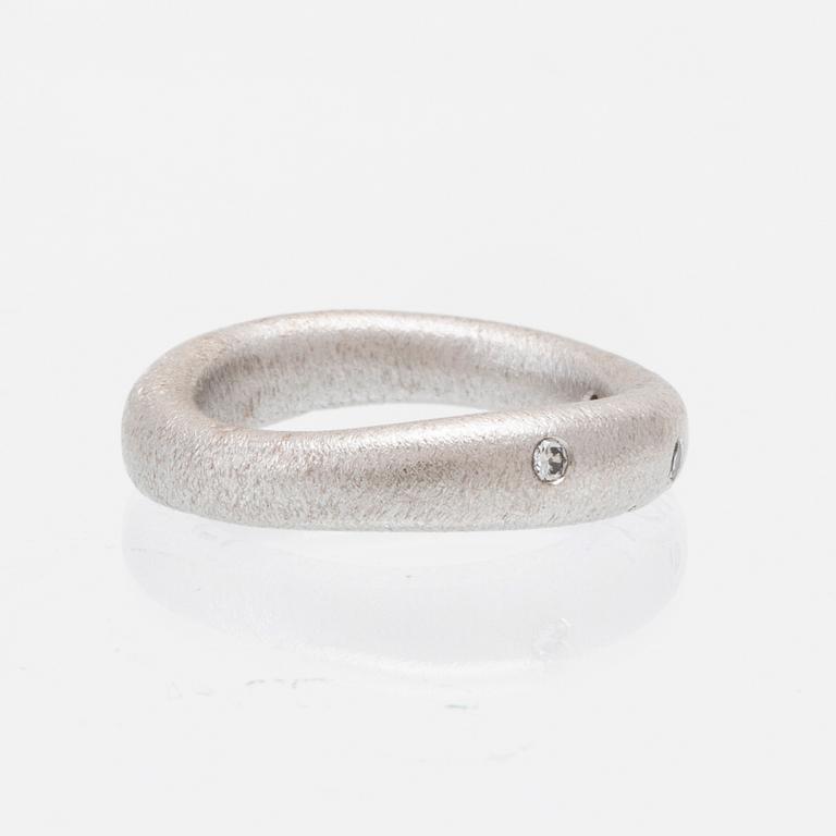 Ole Lynggaard ring "Love nr 4" 18K vitguld med runda briljantslipade diamanter.