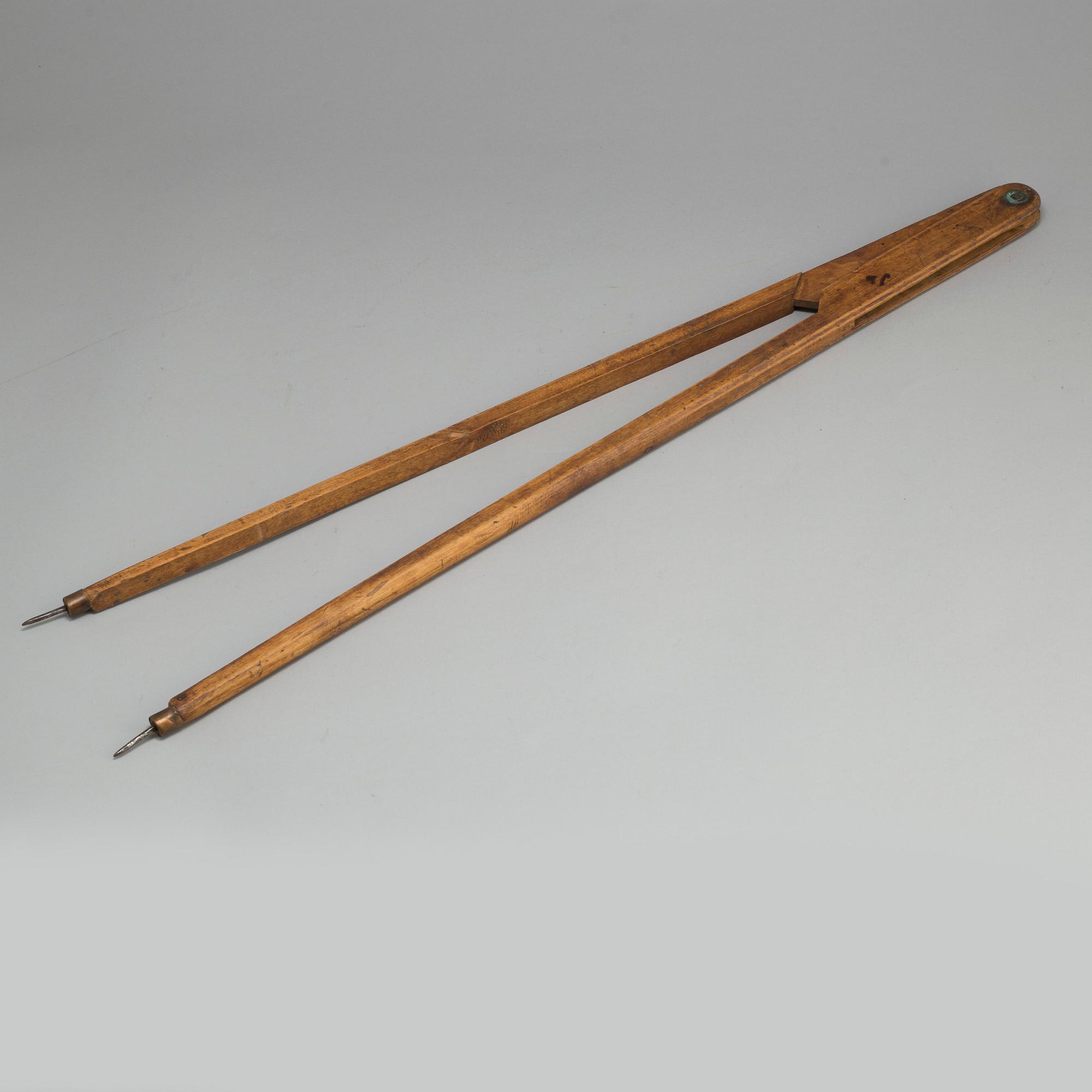 AN 18TH CENTURY WOODEN MEASURING INSTRUMENT.