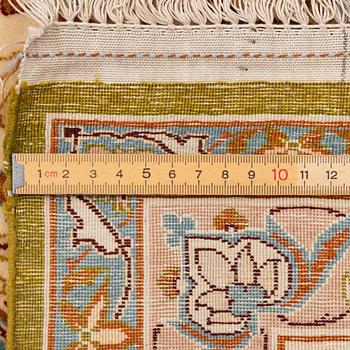 Matta, semiantik Isfahan, centrala Persien, part silk, signerad Sarraf Mamoury, ca 315 x 193 cm.